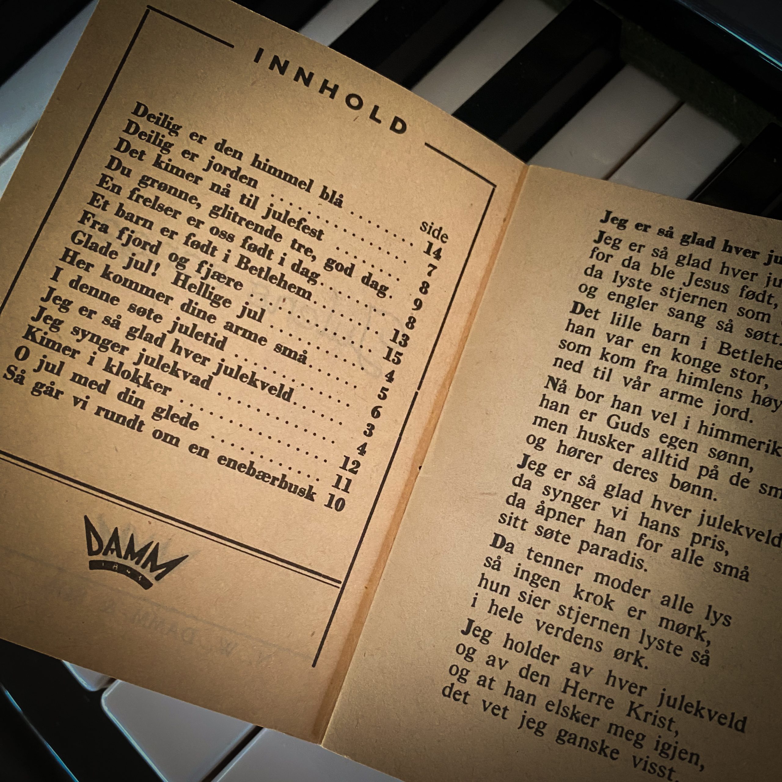 Innholdsside i sangheftet «Julens sanger» med klassiske norske julesanger som «Deilig er jorden» og «Et barn er født i Betlehem».